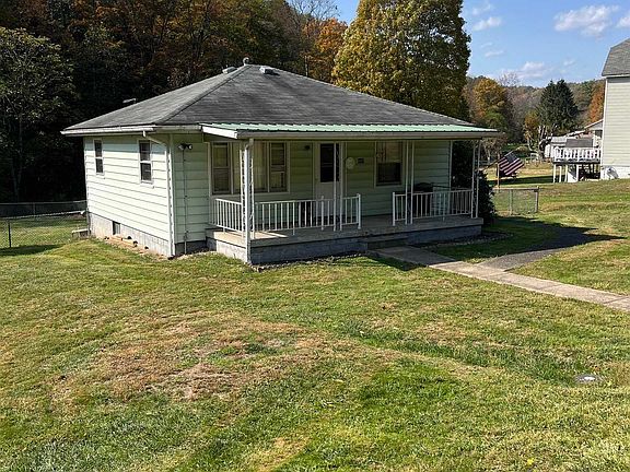 Charming Country Home: Your Peaceful Retreat $125,000