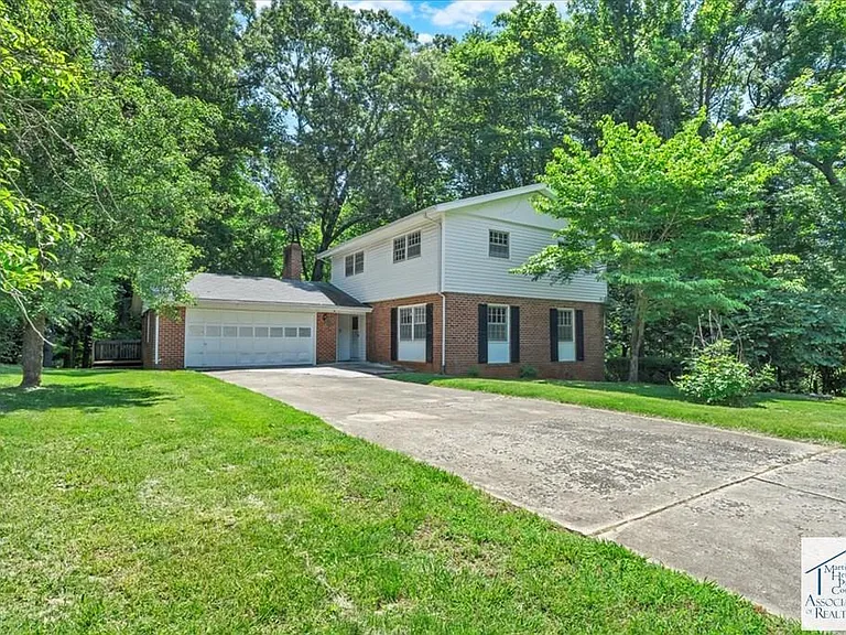 6-Bedroom Home with Basement.  Martinsville, VA $165.000