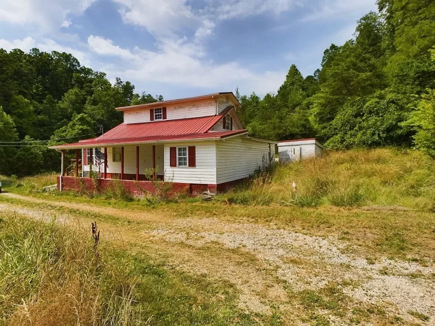 Charming Farmhouse on 71 Acres in Flatgap, Kentucky