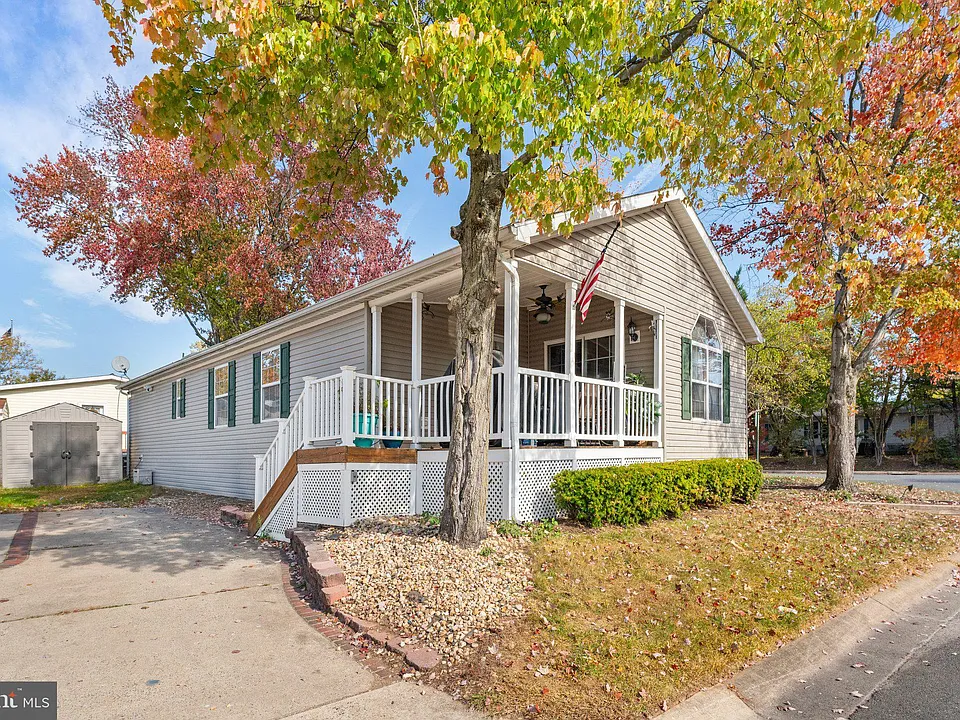 Discover the perfect blend of comfort and convenience in this spacious 3-bedroom, 2-bathroom manufactured home. $80,000