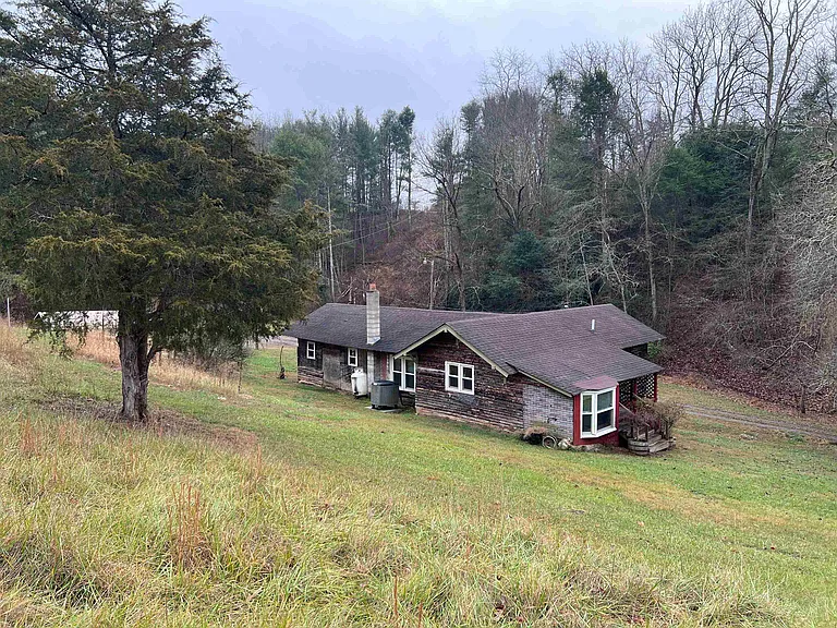 Rustic Charm Meets Modern Comfort on 7.81 Acres – $150,000