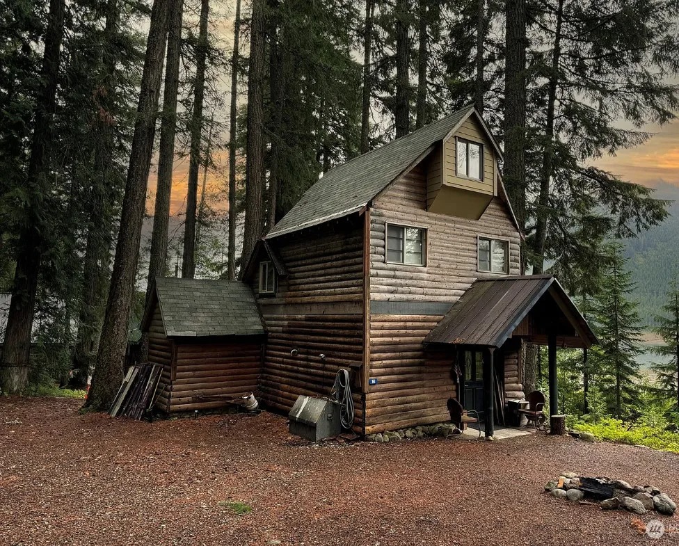 Charming Cabin for Sale in Snoqualmie Pass, Washington