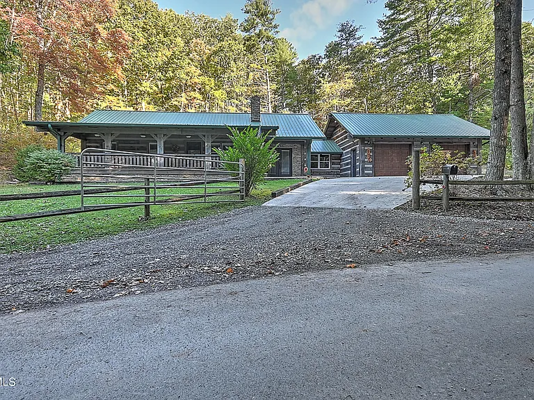 Charming 3-Bedroom Mountain Retreat in East Tennessee – $399,900