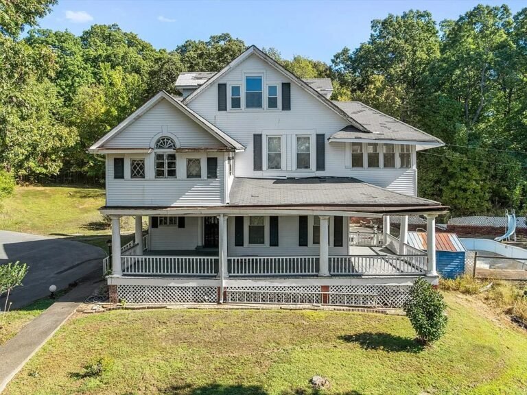 Oakmoor: A Rare Opportunity to Restore a 1905 Historic Gem in Earlington, Kentucky – $120,000