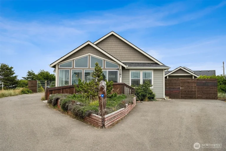 Coastal Comfort and Modern Living in Ocean Shores: A Contemporary Beach Retreat Near the Pacific