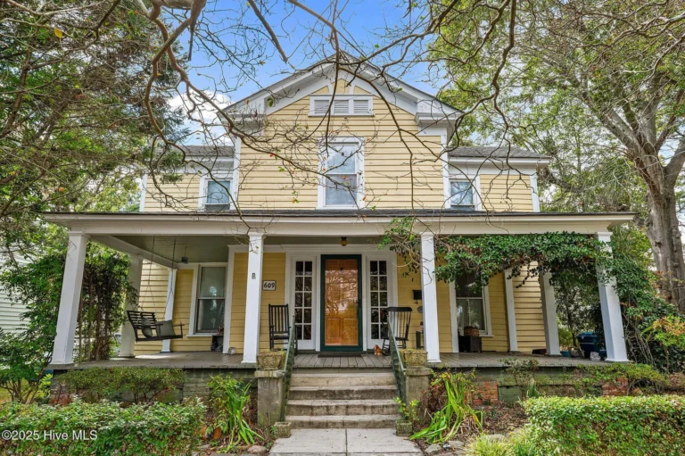 Historic 1900 Home in Washington, North Carolina: Timeless Architecture with Endless Restoration Potential Listed $320,000