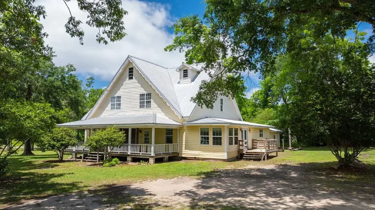 Historic 1900 Home in Ochlocknee, Georgia: A Grand Restoration Opportunity with Over 5,000sqft Listed for $165,000