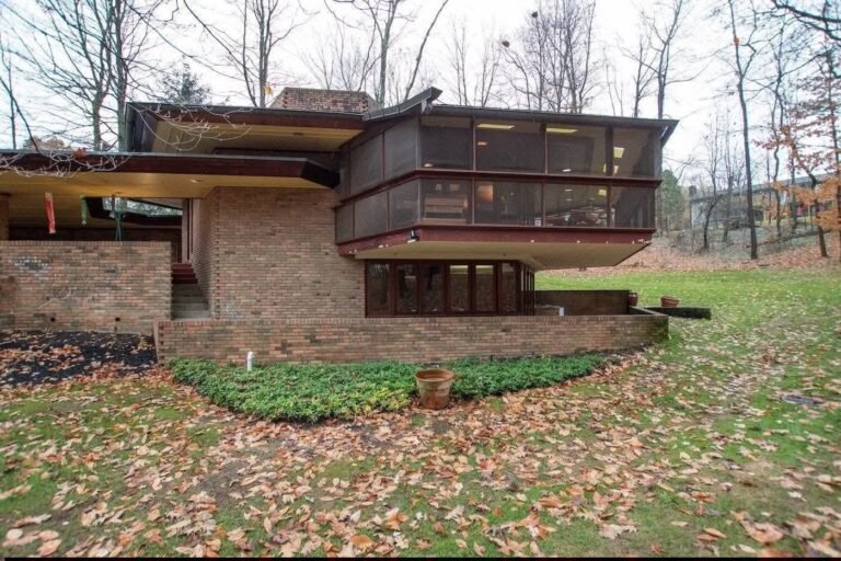 1962 Mid-Century Modern Masterpiece in Copley, Ohio: A Frank Lloyd Wright-Inspired Architectural Gem