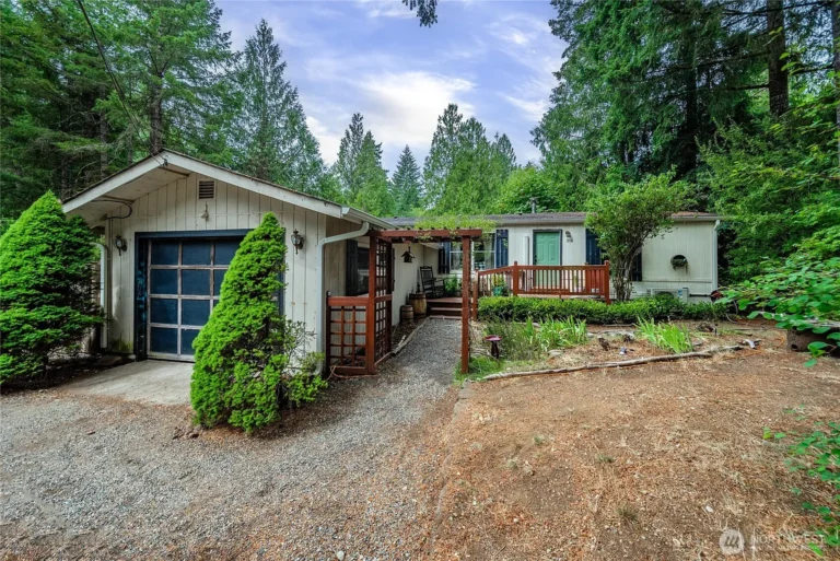 Peaceful Creekside Living in Lake Limerick: A Nature-Filled Retreat with Endless Potential