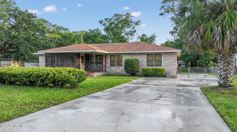 1955 Corner Lot Home in Jacksonville, Florida: A Renovation Opportunity with Endless Potential