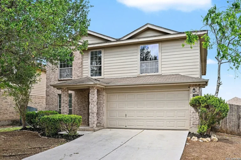 Spacious Four-Bedroom Home in Woodlake Meadows Offering Comfort and Everyday Convenience