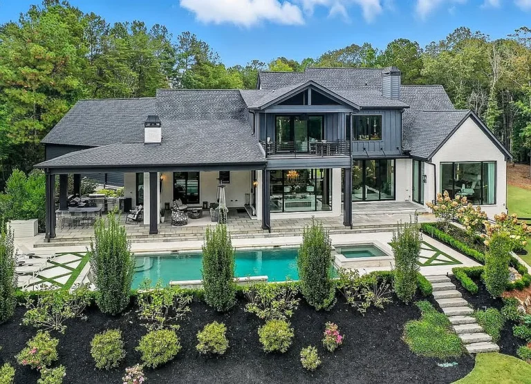 This $257,000 Texas Home Comes With a Private Pool and Lakefront Views Listed for $257,000