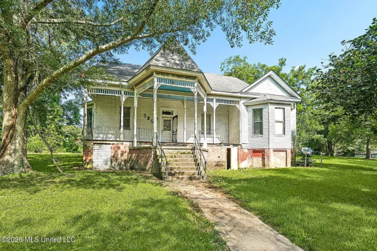Spacious 1949 Magnolia Home Offers 3,065 Square Feet and a Separate Apartment for $79,900
