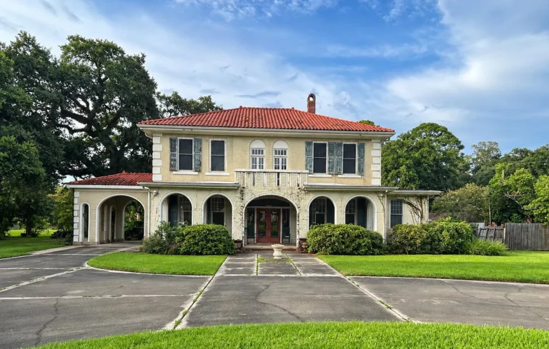Historic Bayou Teche Home in New Iberia Offers Nearly 4,000 Square Feet for $269,000