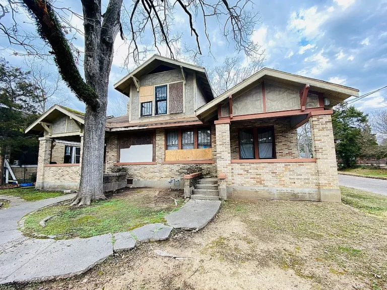 A 1919 Craftsman Duplex Listed for Just $17,000 in Pine Bluff