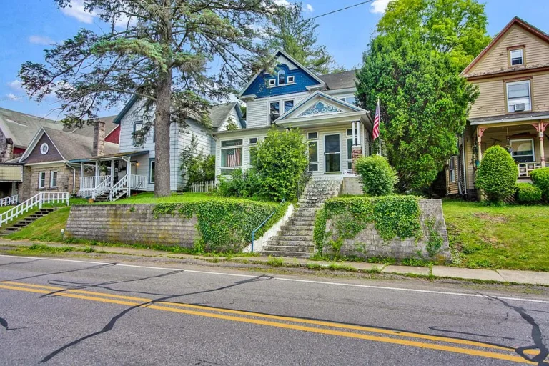 A Charming 1890 Victorian Home in Pennsylvania With 3,486 Square Feet and Direct Lake Access
