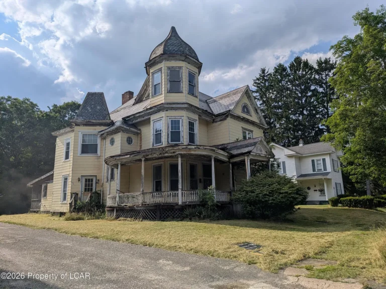 A $75,000 Victorian Fixer-Upper in Pennsylvania With 5 Bedrooms and 3,200 Square Feet